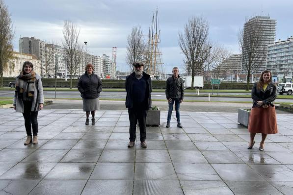 Vlnr: Liza Dewispelaere (onderwijsbemiddelaar), Anne Laure Vanhaverbeke en Guido Decombel (medewerker Beweging voor Mensen met een Laag Inkomen), Geert Saelens (onderwijsregisseur) en schepen Natacha Waldmann.©Jeffrey Roos (Foto JRO)