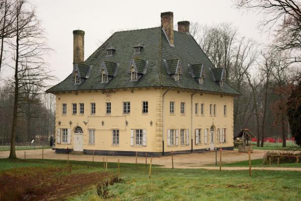 Het landhuis staat in het prachtige kader van het kasteelpark in het centrum.©zenon bekaert beselare (ZB)
