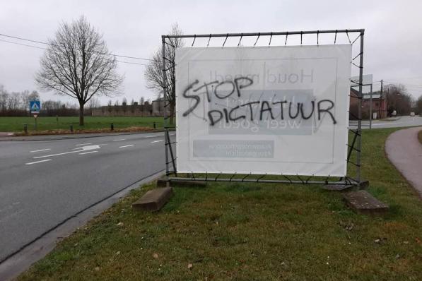 De spandoeken werden beklad met duidelijke slogans.© gf