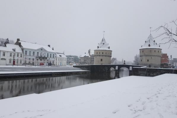 Een sneeuwtapijt bedekt Kortrijk in januari 2019. Voorlopig moeten we geen sneeuw verwachten in West-Vlaanderen.©LINDE WALTERS BELGA