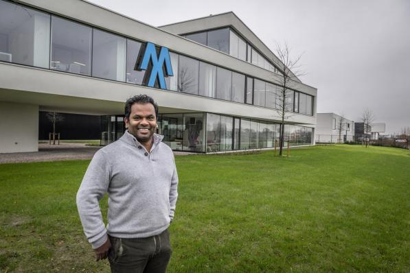 Emmanuel Bekaert voor het nieuwe hoofdkwartier van Maxicon. (foto SB)©STEFAAN BEEL Stefaan Beel