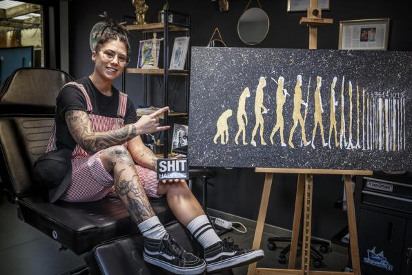 Jamie Olivier uit Rollegem-Kapelle kan zich creatief uitleven in haar tattooshop. (foto JS)©jan_stragier;Jan Stragier Jan Stragier