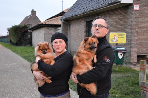 Kris Steen en Martine Roosen wilden de buurt waarschuwen voor hondenvergiftigingen, maar uiteindelijk bleek het in de meeste gevallen om het parvovirus te gaan.©WK WK