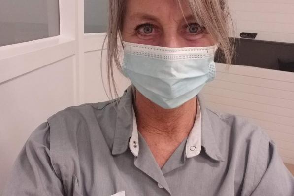 Isabelle Goeman: “Door mijn werk in het AZ Sint-Jan besef ik meer dan ooit dat er nood is aan een vaccin om deze pandemie effectief te bestrijden.” (GF)