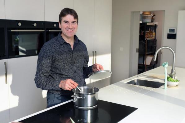 Alain Crombez in de keuken: “Koken is niet mijn favoriete bezigheid. Bakken en desserts maken, doe ik daarentegen wél graag.”©Johan Sabbe