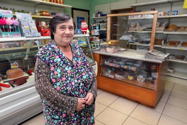 Erna Vandekinderen (69) stopt straks na bijna 49 jaar met haar bekende buurtwinkeltje langs de Aartrijkestraat.©Johan Sabbe
