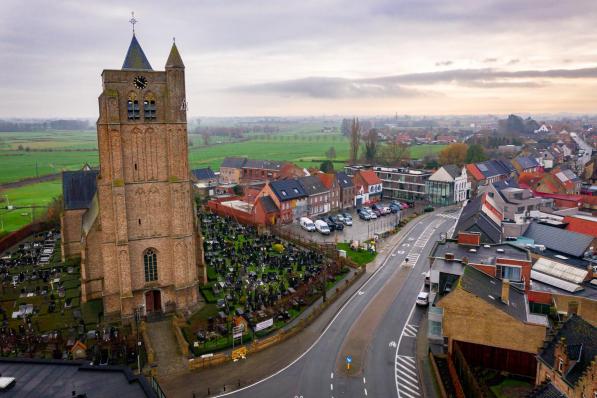 Een zicht op de Sint-Pieterskerk van Esen, deelgemeente van Diksmuide en ook bekend door zijn brouwerij De Dolle Brouwers en het Oerbier. (Foto Kurt)©Kurt Desplenter20201212 - Diksmuide - West-Vlaanderen: Luchtfoto - Drone - Esen - Diksmuide - 10000 Foto Kurt