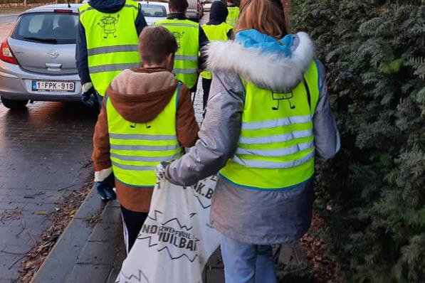 De leerlingen ruimden het zwerfvuil in de buurt op.© Facebook Bemok