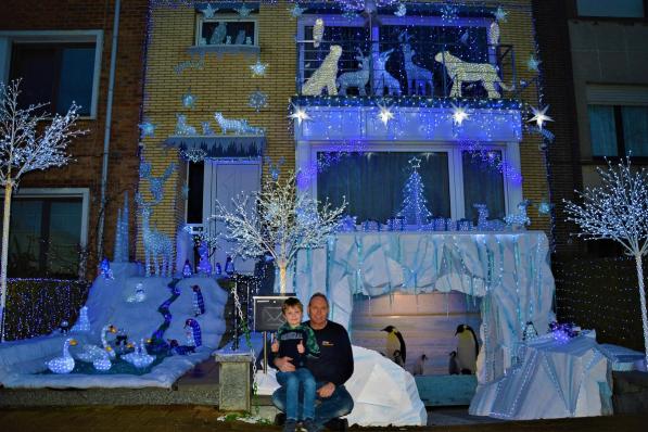 Marnick en zoontje Alejandro voor het winterdecor in de Vredelaan. 