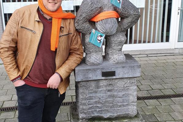 De Izegemse standbeelden werden door Dries Dehaudt en zijn CD&V-collega's een oranje sjaal aangemeten.