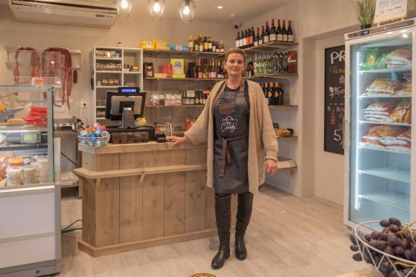 Cindy Ovaere heeft de job van haar leven gevonden in haar winkeltje.©Wouter Meeus Wouter Meeus