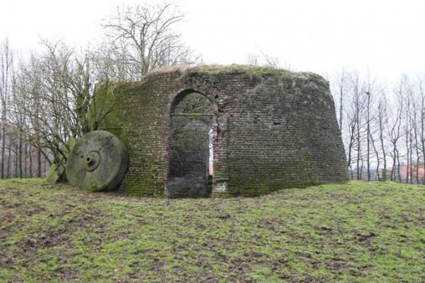 De molenstenen blijven bewaard.© JM