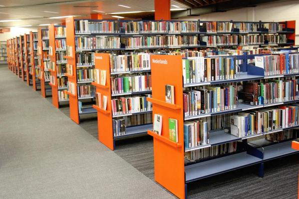 Met de UiTPAS kan je onder meer in de bibliotheek van Kortrijk kortingen krijgen en punten verzamelen.©JVGK a-JVGK