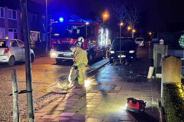 De brandweer spoelde de riolering met water.© JVM