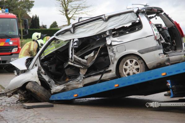 De brandweer moest de chauffeur uit zijn wagen bevrijden.© TP