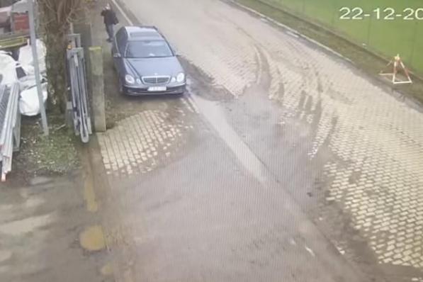 Caro Bossuyt vraagt mee uit te kijken naar haar gestolen wagen.© GF