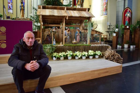 Johnny Blanckaert heeft heel wat tijd gestoken in zijn coronavrije kerststal. (foto ZB)©zenon bekaert beselare