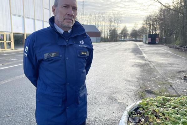 Korpschef Philip Caestecker op de plaats waar vorige week enkele straatracers tegen de lamp liepen: in de Sportparklaan ter hoogte van de Mister V-Arena. (foto JRO)©Jeffrey Roos