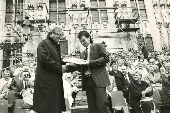 Voormalig Brugs burgemeester Frank Van Acker met Clubspeler Marc Degryse bij de kampioenenviering van Club Brugge in 1988. (foto gf)