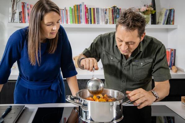 Charlotte mocht samen met Jeroen De Pauw in de potten roeren.© Njam