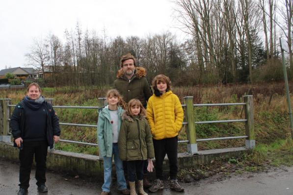Schepen van Klimaat Patrick Roose en Lukas Bossuyt van vzw Plant een bos, samen met zijn kinderen Marilou, Babette en Linus. (foto WO)©wilfried Ossieur