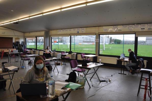 De studenten kunnen zich voorbereiden op hun examens in de voetbalkantine.© KVCL