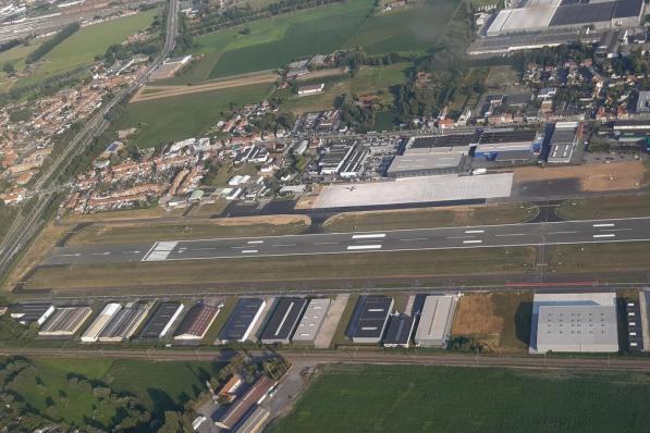 De 'vernieuwde' luchthaven met centraal in het wit, het grote platform voor business jets.© SLW