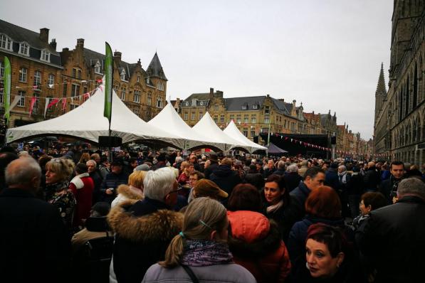 De nieuwjaarsreceptie lokt normaal een massa volk naar de Ieperse Grote Markt. (Foto TOGH)