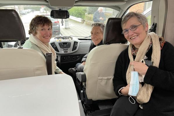 Marleen, Odette en Hilde trekken vandaag op kersttoer langs de familie.© JRO