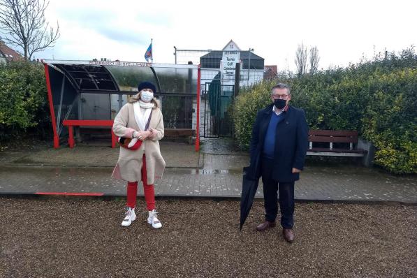 Mercedes Van Volcem en Dirk De fauw bij de verloederde tennisclub Zeebries in de Zeebrugse srandijk (foto svk)