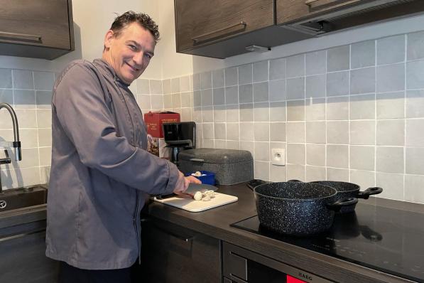 Kok Franky Boone spendeert zijn Oostendebon aan een feestmaaltijd voor vier alleenstaanden.