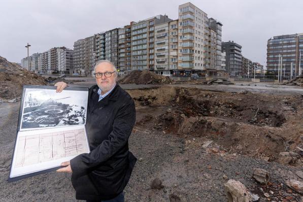 Ronny Van Troostenberghe toont een foto van de loopgraven tijdens WO I en een plan van een ondergrondse bunker uit WO II.© (Foto LC)