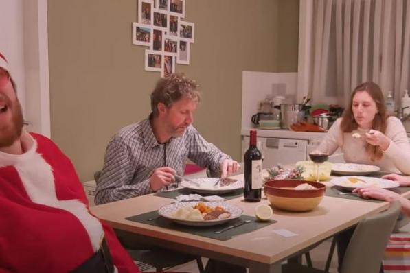 Rappende kerstman ‘eRNA’ aan tafel met zijn vader Wim, zus Hanne en moeder Karien.© Screenshot YouTube