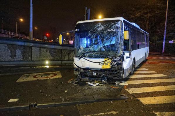 De bus van De Lijn liep zware averij op.© CLL