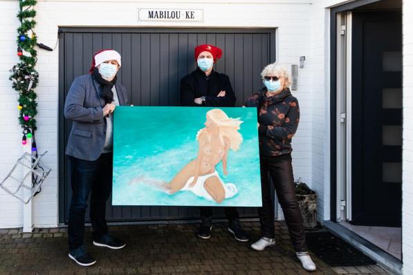 Vliegende reporters Jef Castelein en Lars Cattrijsse haalden bij kunstenares Magda De Schepper een kunstwerk op dat tijdens de Live Kerstshow werd geveild. Het schilderij bracht 500 euro op. (foto MM)©Ph.Depoortere