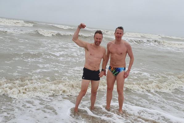 Bruno (links) en ex-triatleet Kevin Deman, die hem vergezelde tijdens zijn zwemtocht in zee.©Jeffrey Roos JRO