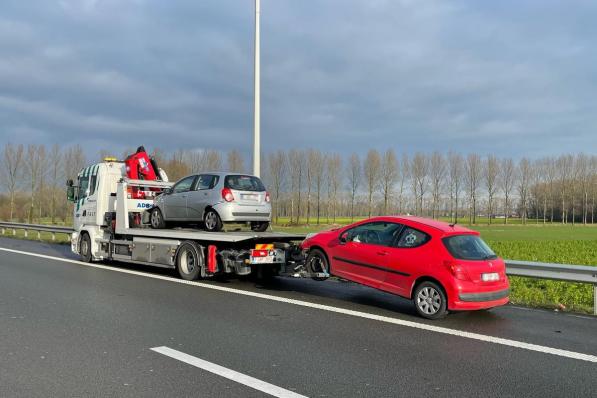 De grijze auto was van eerste ongeval, de rode van het tweede.© (Foto JVM)