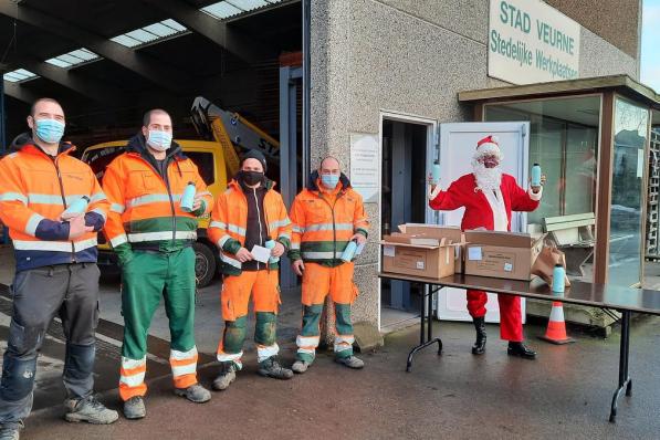 Benjamin Graulus en een deel van zijn groenteam krijgen hun thermosbeker uit handen van de kerstman.© (Foto JT)