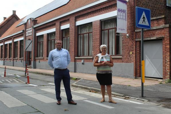 Schepenen Philip Himpe en Maria Polfliet kondigen de heraanleg van de schoolomgeving in Nieuwenhove aan.© PNW