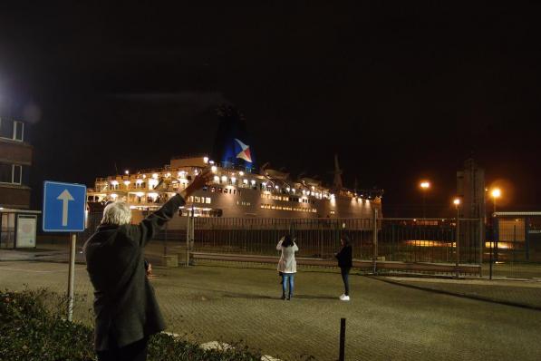 Terminal operations manager Geert Willem wuift de allerlaatste passagierstrip Zeebrugge-Hull uit. (foto RJ)