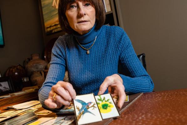 Tine Dewaele met haar tarotkaarten: “Mensen zoeken een houvast.”© Davy Coghe