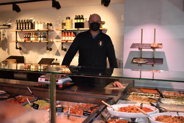 Vincent Vandamme in zijn nieuwe zaak Cucina per Tutti. (foto SR)