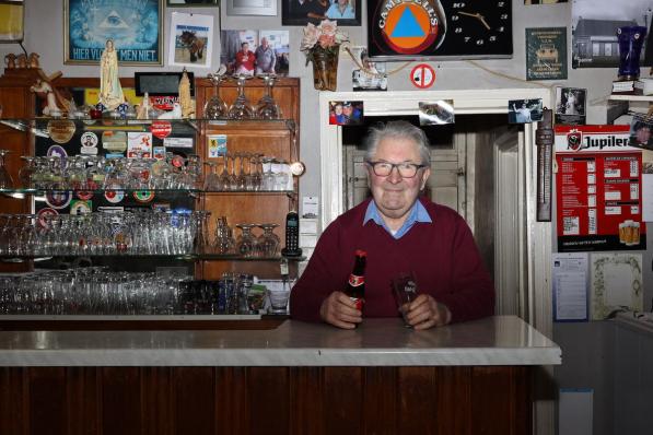 Willy Decrock verlangt naar het moment dat hij weer pintjes mag uitschenken.©Myriam Van den Putte MVO