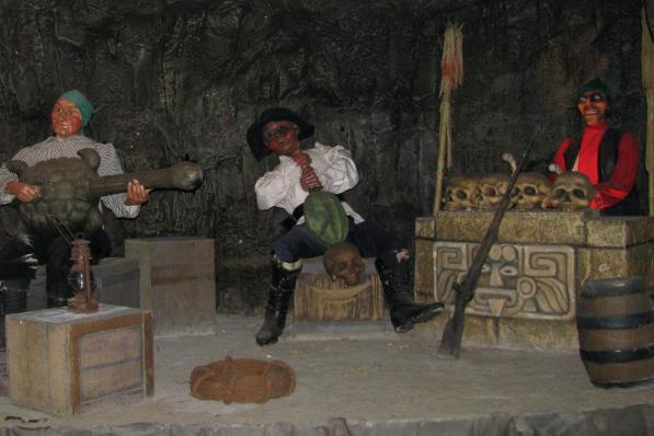 Los Piratas was een voormalige, geliefde attractie in Bellewaerde park waarbij je met een bootje langsheen diverse piratenscènes voer.© GF