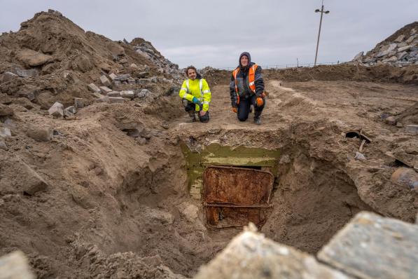 Niels Janssens en Katrien Van Den Berghe bij de toegangsdeur naar de schuilplaats.© LC