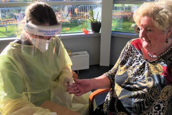 In WZC Sint-Jozef starten verpleegkundigen woensdag al met inenten.© AN