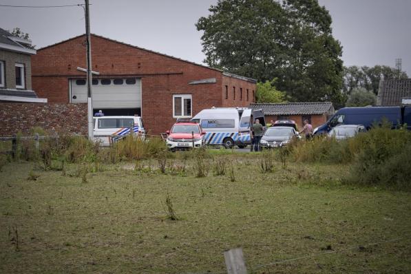 In september viel de politie binnen op de boerderij in Lendelede.© CL