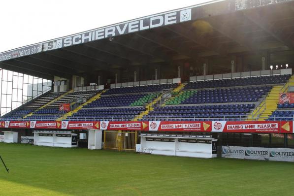De tribunes van Schiervelde zullen volgend jaar ook dienst doen voor de Club-fans die voor de beloften en dames komen supporteren.©VDB / Bart Vandenbroucke