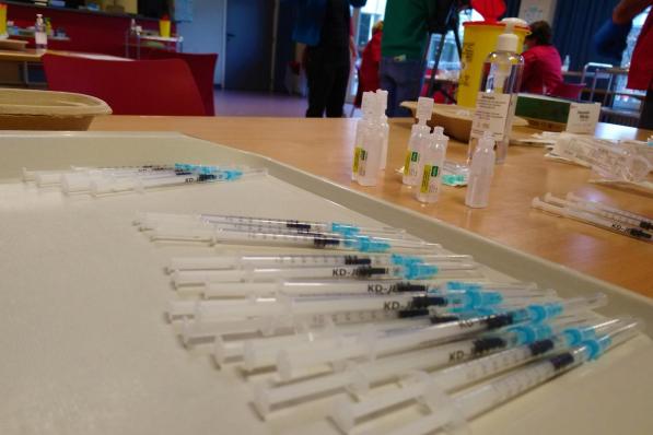 In WZC Sint-Jozef werden de eerste vaccins ondertussen toegediend.© AN