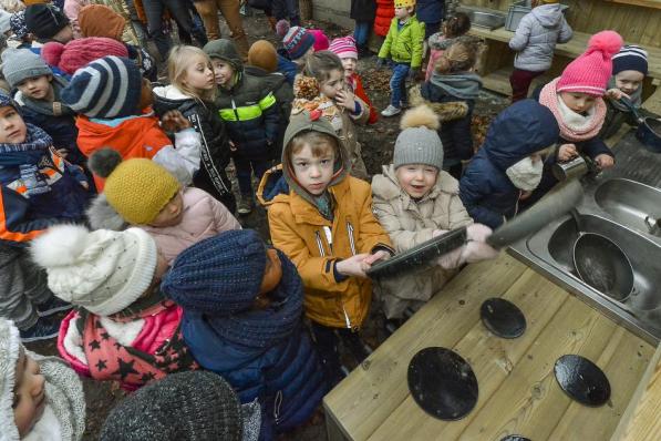 De kleuters van de Graankorrel Geluwe zijn alvast laaiend enthousiast met hun buitenkeuken in de schooltuin.©Luc Vanthuyne LVW